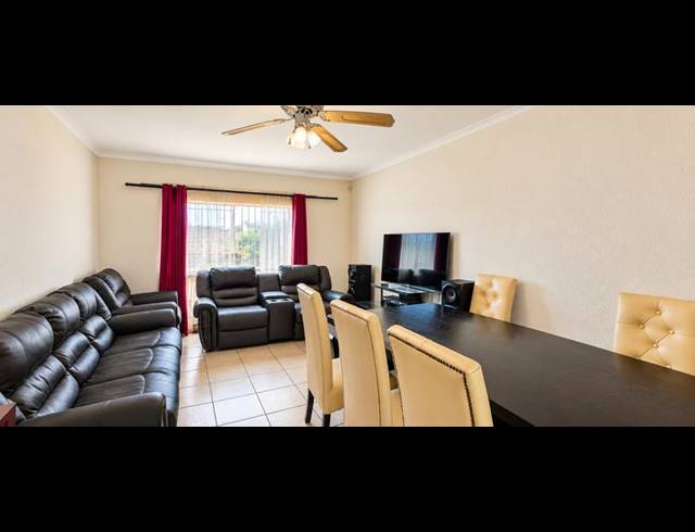 3 BEDROOM TOWNHOUSE FOR SALE IN HEUWELSIG ESTATE
